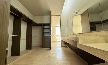 Casa en Venta con Habitación en Planta Baja en Privada en Temozón Norte