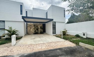 Casa en venta con alberca en privada Amelia 18