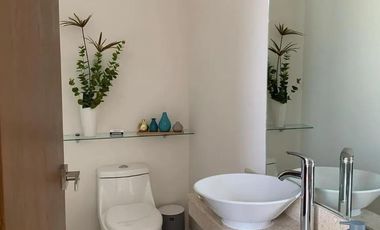 Casa en venta con alberca en privada Amelia 18