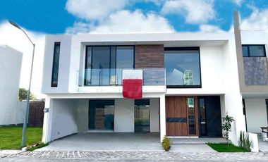 Casa en venta en Fraccionamiento Kinara, zona Atlixcáyotl, 3 recámaras y roof garden