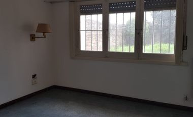 NUEVO VALOR !!! CASA EN P.H, PLANTA BAJA CON PARQUE Y COCHERA. 120 M2 CUBIERTOS