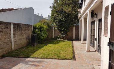 NUEVO VALOR !!! CASA EN P.H, PLANTA BAJA CON PARQUE Y COCHERA. 120 M2 CUBIERTOS