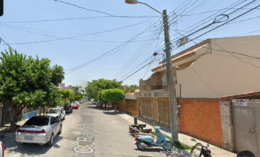 Casa ubicada en colonia Tlaquepaque, Jalisco México. Con 4 recamaras y 195m2. Muy cerca del Bosque Urbano Tlaquepaque.