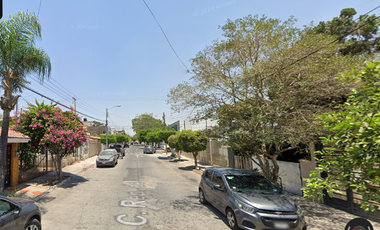 Casa ubicada en colonia Tlaquepaque, Jalisco México. Con 4 recamaras y 195m2. Muy cerca del Bosque Urbano Tlaquepaque.