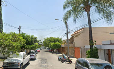 Casa ubicada en colonia Tlaquepaque, Jalisco México. Con 4 recamaras y 195m2. Muy cerca del Bosque Urbano Tlaquepaque.