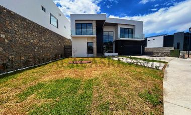RESIDENCIA NUEVA EN VENTA, UBICACION PRIVILEGIADA, LISTA PARA ESTRENAR