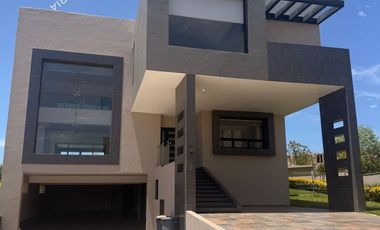 Casa en venta o renta en exclusivo fraccionamiento de Zona Esmeralda, Rancho San Juan