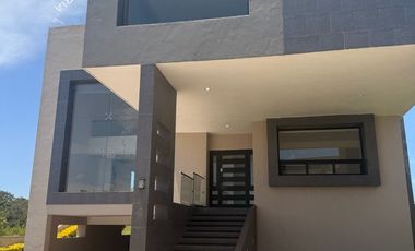Casa en venta o renta en exclusivo fraccionamiento de Zona Esmeralda, Rancho San Juan