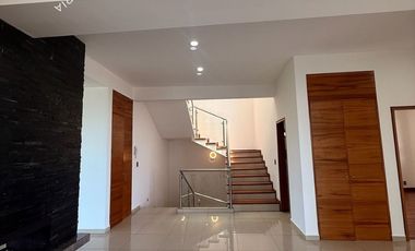 Casa en venta o renta en exclusivo fraccionamiento de Zona Esmeralda, Rancho San Juan