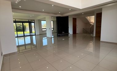 Casa en venta o renta en exclusivo fraccionamiento de Zona Esmeralda, Rancho San Juan