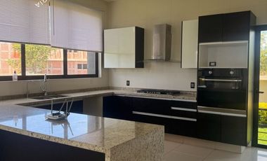 Casa en venta o renta en exclusivo fraccionamiento de Zona Esmeralda, Rancho San Juan