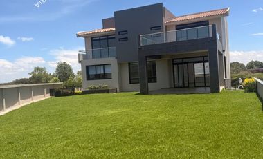 Casa en venta o renta en exclusivo fraccionamiento de Zona Esmeralda, Rancho San Juan