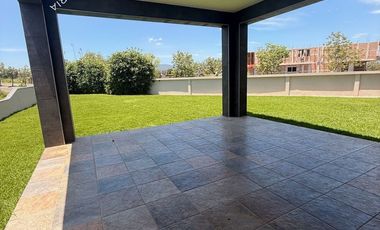 Casa en venta o renta en exclusivo fraccionamiento de Zona Esmeralda, Rancho San Juan