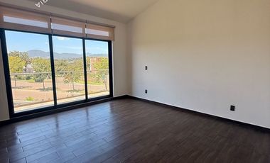 Casa en venta o renta en exclusivo fraccionamiento de Zona Esmeralda, Rancho San Juan
