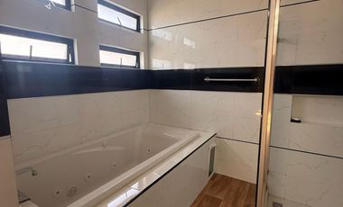 Casa en venta o renta en exclusivo fraccionamiento de Zona Esmeralda, Rancho San Juan