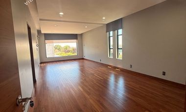 Casa en venta o renta en exclusivo fraccionamiento de Zona Esmeralda, Rancho San Juan
