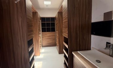 Casa en venta o renta en exclusivo fraccionamiento de Zona Esmeralda, Rancho San Juan