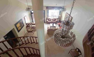 ALQUILO Casa amplia con otra casa atrás en medio piscina