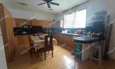 ALQUILO Casa amplia con otra casa atrás en medio piscina