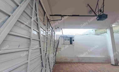 ALQUILO Casa amplia con otra casa atrás en medio piscina