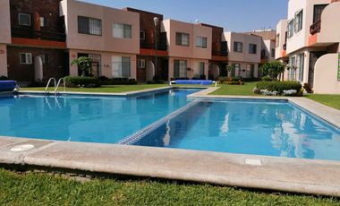 Casa en renta en condominio.