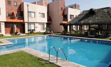 Casa en renta en condominio.