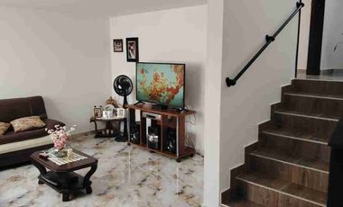 SE VENDE HERMOSA CASA RECIEN REMODELADA EN FUSAGASUGA.