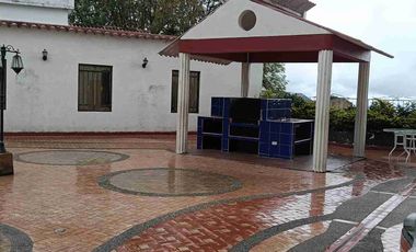 SE VENDE HERMOSA CASA RECIEN REMODELADA EN FUSAGASUGA.