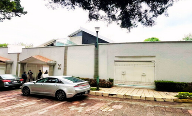 Casa en venta FUENTES DEL PEDREGAL  en cerrada y con jardín