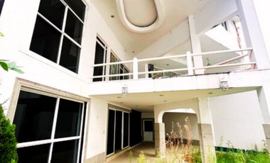 Casa en venta FUENTES DEL PEDREGAL  en cerrada y con jardín