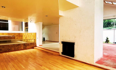 Casa en venta FUENTES DEL PEDREGAL  en cerrada y con jardín