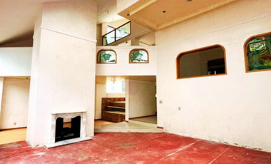 Casa en venta FUENTES DEL PEDREGAL  en cerrada y con jardín