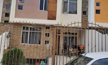 VENTA DE CASA TRES PISOS + 1 MINI DEPARTAMENTO EN LOS MOLINOS, SECTOR JIPIRO (COMPLEJO FERIAL) LOJA