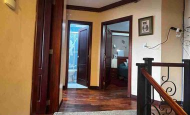 VENTA DE CASA TRES PISOS + 1 MINI DEPARTAMENTO EN LOS MOLINOS, SECTOR JIPIRO (COMPLEJO FERIAL) LOJA