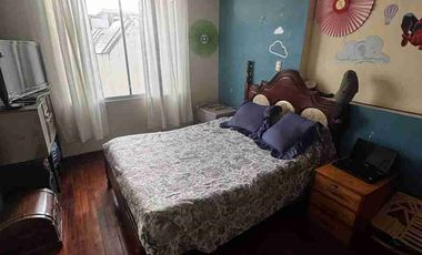 VENTA DE CASA TRES PISOS + 1 MINI DEPARTAMENTO EN LOS MOLINOS, SECTOR JIPIRO (COMPLEJO FERIAL) LOJA