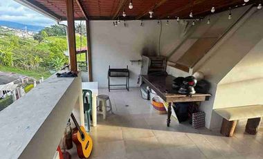 VENTA DE CASA TRES PISOS + 1 MINI DEPARTAMENTO EN LOS MOLINOS, SECTOR JIPIRO (COMPLEJO FERIAL) LOJA