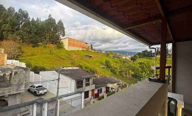 VENTA DE CASA TRES PISOS + 1 MINI DEPARTAMENTO EN LOS MOLINOS, SECTOR JIPIRO (COMPLEJO FERIAL) LOJA