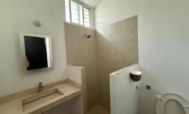 Casa sola con alberca en fraccionamiento con vigilancia