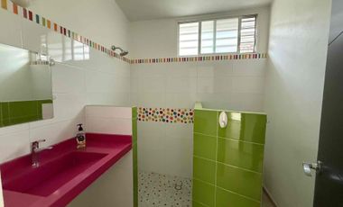 Casa sola con alberca en fraccionamiento con vigilancia