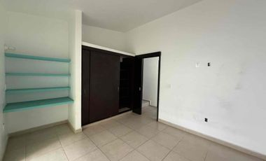 Casa sola con alberca en fraccionamiento con vigilancia