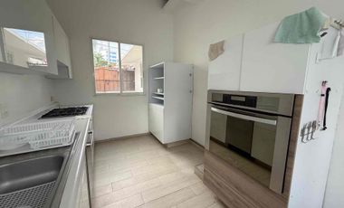 Casa sola con alberca en fraccionamiento con vigilancia