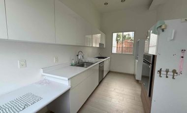 Casa sola con alberca en fraccionamiento con vigilancia