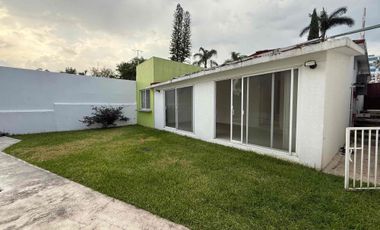Casa sola con alberca en fraccionamiento con vigilancia