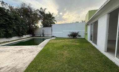 Casa sola con alberca en fraccionamiento con vigilancia