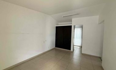 Casa sola con alberca en fraccionamiento con vigilancia
