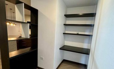 En el corazón de la ciudad ,elegante departamento (sector financiero de la ciudad,  acceso a líneas de transporte público, parques y Colegios