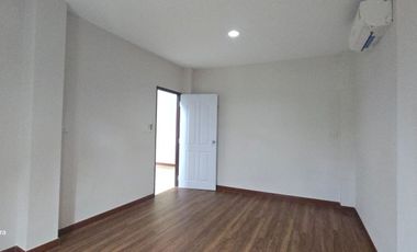 Single house for sale Modern style, 101 sqw., size 3 beds, 2 baths, 1 kitchen, 1 living room, 1 prayer room, usable area 200 sq m., price 13.8 million