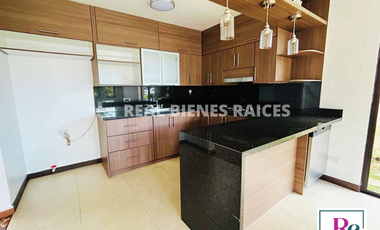 Se vende casa esquinera en unidad cerrada