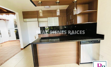 Se vende casa esquinera en unidad cerrada