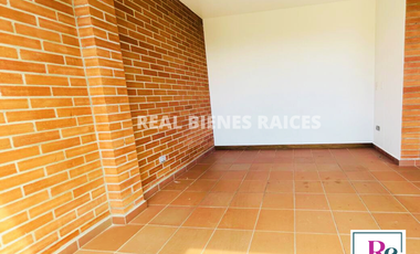 Se vende casa esquinera en unidad cerrada